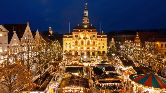Blick auf den Weihnachtsmarkt in Lüneburg und das beleuchtete Rathaus. © dpa-Bildfunk Foto: Philipp Schulze