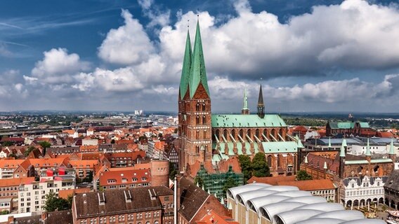 Blick auf die mächtige St. Marien-Kirche in Lübeck. © Colourbox 