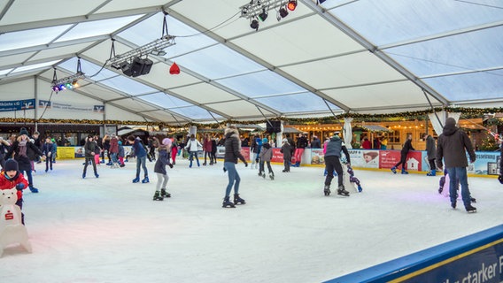 Überdachte Eisbahn auf dem Weihnachtsmarkt in Heide. © NDR Foto: Christine Raczka