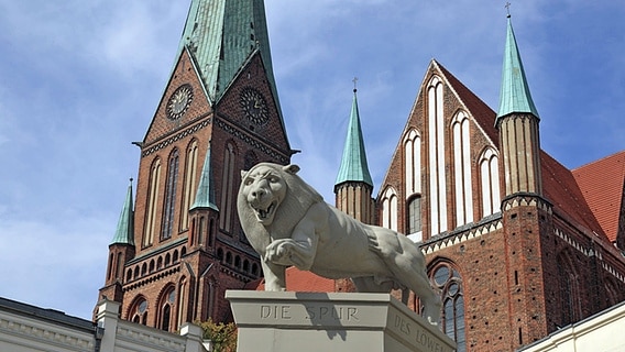 Löwen-Statue vor dem Schweriner Dom © imago images/Werner Otto 