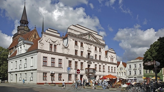 Rathaus und im Hintergrund der Turm der Pfarrkirche in Güstrow. © imago/F.Berger 