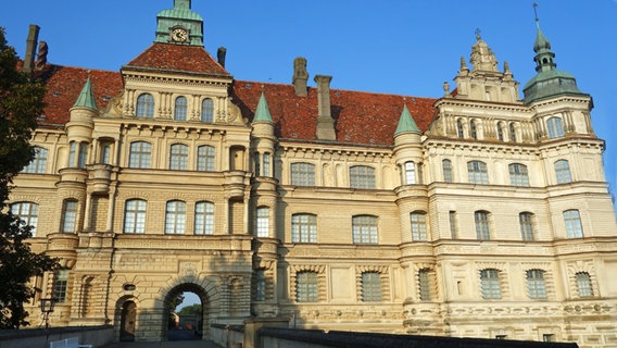 Blick auf das Schloss Güstrow mit Schlossbrücke. © NDR Foto: Kathrin Weber