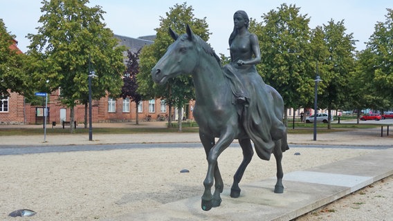 Statue "Reitende Alexandrine" in Ludwigslust. © NDR Foto: Kathrin Weber