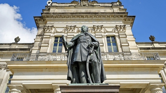 Statue von Großherzog Friedrich Franz I. vor dem Schloss in Ludwigslust. © imago/imagebroker 