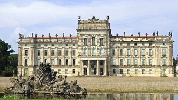 Blick auf die Fassade und den Eingang von Schloss Ludwigslust, im Vordergrund sind die Kaskaden zu sehen. © NDR Foto: Kathrin Weber
