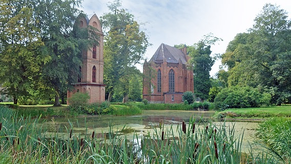 Katholische Kirche und Glockenturm im Schlosspark Ludwigslust. © NDR Foto: Kathrin Weber