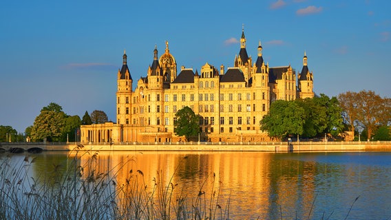 Das Schweriner Schloss spiegelt sich im See. © Colourbox Foto: -