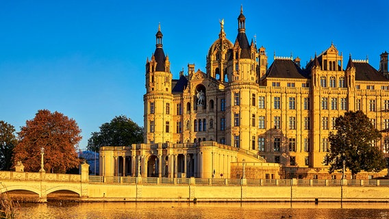 Das Schweriner Schloss spiegelt sich im See. © Colourbox Foto: -