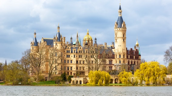 Das Schwerin Schloss, im Vordergrund der Schweriner See. © Colourbox 