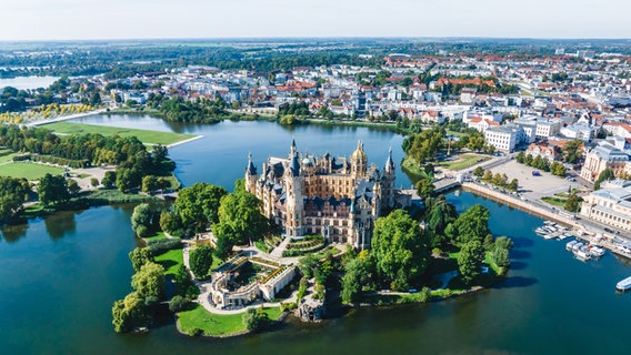 Luftaufnahme von Schwerin und dem Schweriner See mit dem Schloss im Vordergrund. © TMV/Gross 