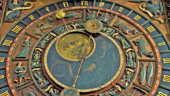 Astronomische Uhr der Marienkirche in Rostock © imago Foto: Günther Schneider