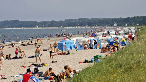 Menschen am Strand von Boltenhagen ©  imago/Strussfoto 