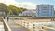 Blick von der Seebrücke auf weiße Villen im Ostseebad Heiligendamm © imago images / Westend61 
