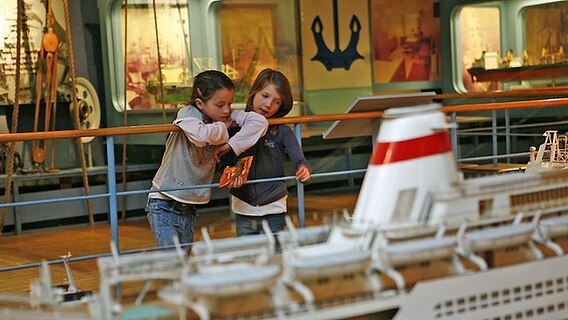 Kinder in der Ausstellung auf dem Museumsschiff "Dresden" im IGA-Park Rostock. ©  IGA Rostock 2003 GmbH 