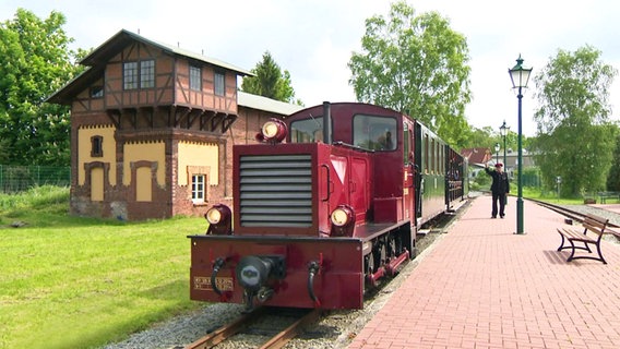 Die historische Schmalspurbahn "De Lütt Kaffeebrenner" im Bahnhof von Klütz. © NDR 