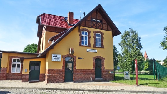 Der alte Bahnhof von Klütz, der heute von einer Museumseisenbahn "De Lütt Kaffeebrenner" genutzt wird. © NDR Foto: Irene Altenmüller