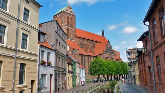 Nikolaikirche, Grube und Häuser in Wismar © NDR Foto: Irene Altenmüller