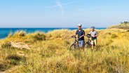 Zwei Radfahrer an der Ostseeküste bei Graal-Müritz. © TMV Foto: Andreas Süß