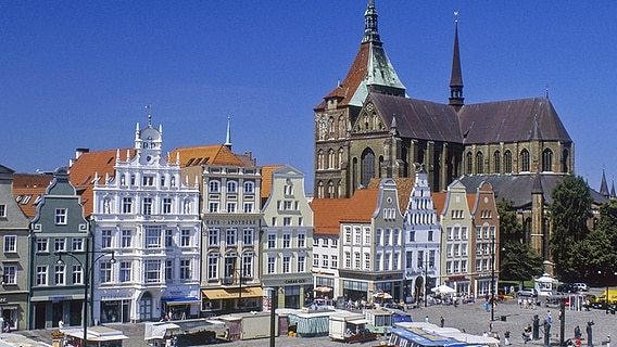Giebelhäuser am Markt und die Marienkirche in Rostock © imago/allOver-MEV 