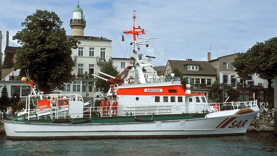 Der Seenotkreuzer "Arkona" liegt am Anleger in Warnemünde. © imago/mm images 