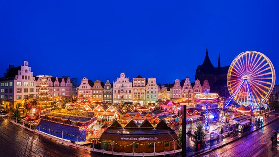 Blick über den Rostocker Weihnachtsmarkt am Neuen Markt mit beleuchteten Buden und Riesenrad © Großmarkt Rostock GmbH Foto: Thomas Ulrich