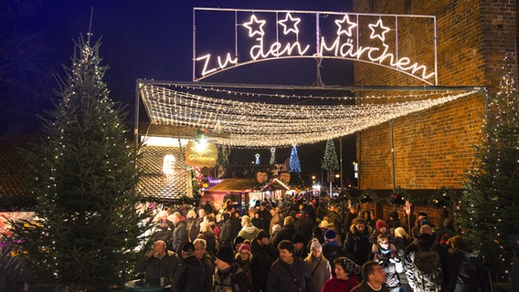Blick auf den Rostocker Weihnachtsmarkt am Kröpeliner Tor mit Weihnachtstanne und Hinweis auf die Märchenwelt © Großmarkt Rostock GmbH 