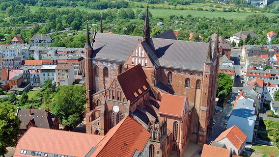 Blick auf St. Georgen in Wismar aus der Luft © Tourismuszentrale Wismar 