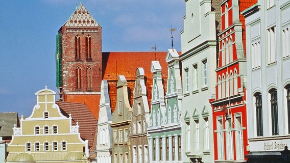 Blick auf St. Nikolai und Giebelhäuser in Wismar © Tourismuszentrale Wismar 