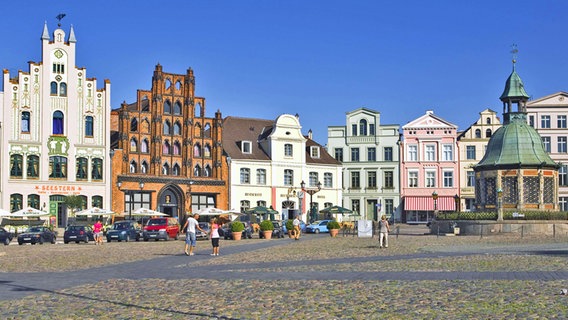 The market place of Wismar with the water art and historic gabled houses.  © imago/Panthermedia Photo: xmichael-kax