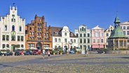 Der Marktplatz von Wismar mit der Wasserkunst und historischen Giebelhäusern. © imago/Panthermedia Foto: xmichael-kax