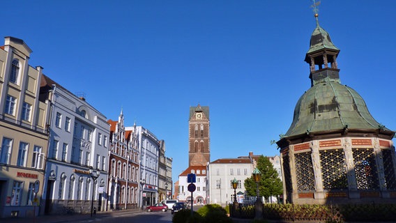 Marktplatz von Wismar mit Wasserkunst und dem Turm der Marienkirche a © NDR Foto: Irene Altenmüller