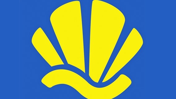 Das Logo des Pilgerwegs Mecklenburgische Seeenplatte: eine gelbe Muschel mit Welle auf blauem Grund © Pilgerweg Mecklenburgische Seenplatte 