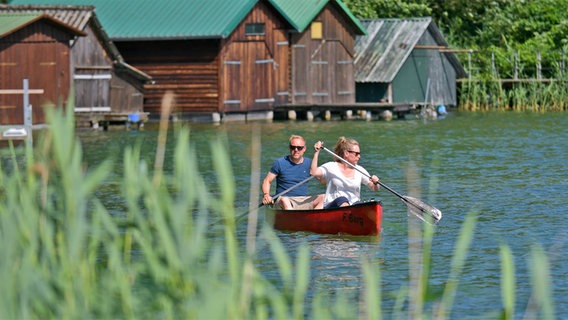 Zwei Paddler im Kanu auf einem See der Feldberger Seenlandschaft. © NDR Foto: Ingolf Bannemann