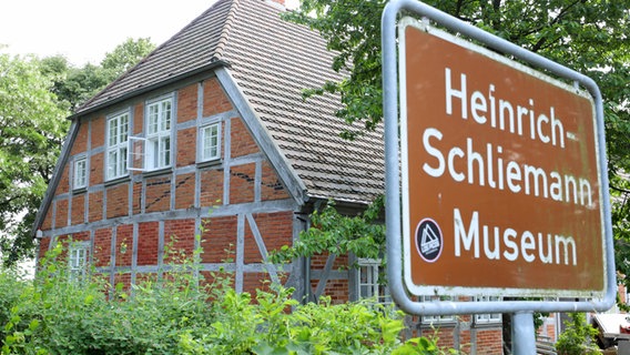 Vor dem Heinrich-Schliemann-Museum in Ankershagen steht ein Schild, das auf das Museum hinweist. © picture alliance/dpa Foto: Bernd Wüstneck