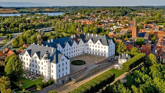 Luftbild des Schlosses in Plön und von Teilen der Stadt © imago/xim.gs 
