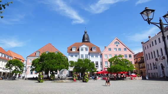 Der Marktplatz von Waren an der Müritz. © NDR Foto: L. Altenmüller