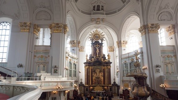 Blick auf den Altarraum der Hamburger Hauptkirche St. Michaelis. © NDR Foto: Anja Deuble