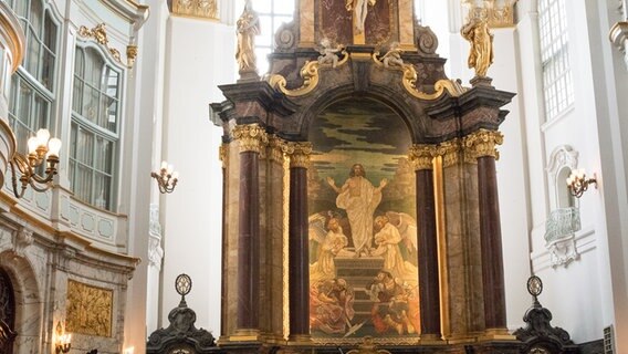 Der Altarraum im Hamburger Hauptkirche St. Michaelis. © NDR Foto: Anja Deuble