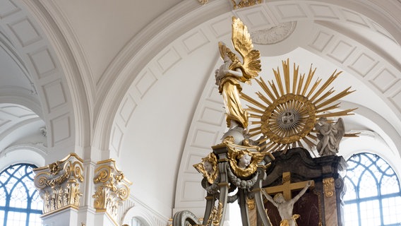 Ein goldener Engel auf der Kanzel der Hamburger Hauptkirche St. Michaelis. © NDR Foto: Anja Deuble