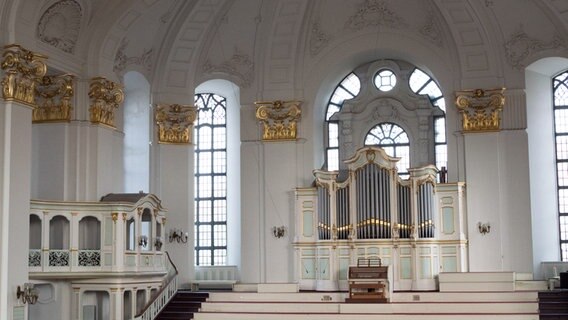 Blick auf die Marcussen-Orgel in der Nordempore der Hamburger Hauptkirche St. Michaelis. © NDR Foto: Anja Deuble