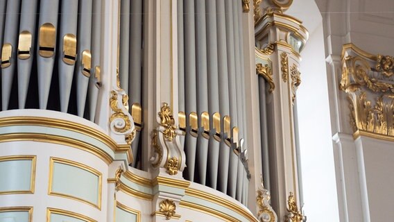 Detailaufnahme der Marcussen-Orgel in der Hamburger Hauptkirche St. Michaelis. © NDR Foto: Anja Deuble