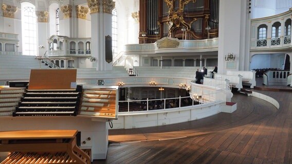 Der zentrale Spieltisch für die Orgeln in der Hamburger Hauptkirche St. Michaelis. © NDR Foto: Anja Deuble
