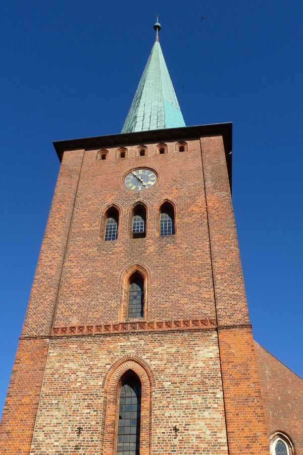 Der Turm der Stadtkirche in Neustadt/Holstein. © NDR Foto: Kathrin Weber