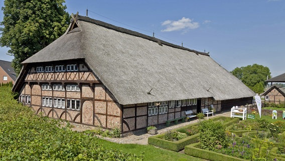 Reet gedecktes Bauernhaus im Freilichtmuseum Rieck Haus © imago/imagebroker 