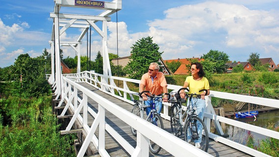 Radfahrer stehen auf der Hogendiekbrücke bei Steinkirchen im Alten Land © Bildagentur Huber/Gräfenhain / dpa Picture Alliance 