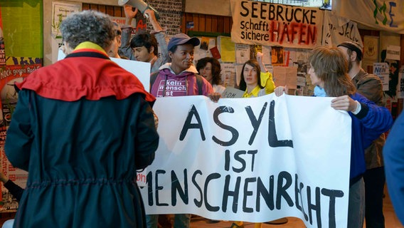 Auswandererhaus Bremerhaven: Nachgestellte Demonstration im Saal der Debatten. © Auswandererhaus Bremerhaven / Antje Schimanke 