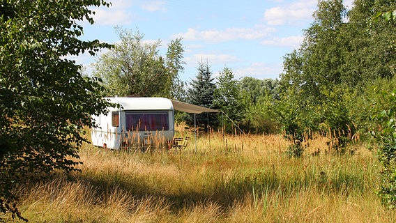 Ein Wohnwagen auf der Elbinsel Lühesand. © NDR Foto: Maya Ueckert
