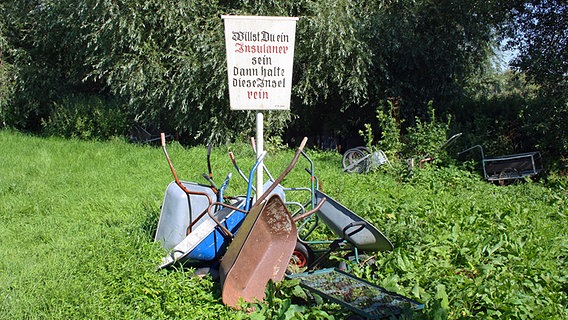 Ein Schild auf der Elbinsel Lühesand. © NDR Foto: Maya Ueckert