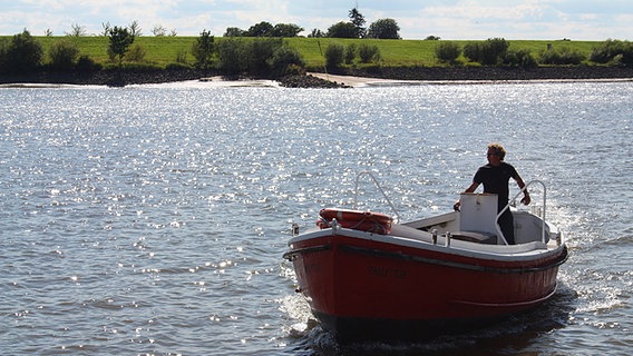 Ein Boot auf der Überfahrt zum Fähranleger der Elbinsel Lühesand. © NDR Foto: Maya Ueckert