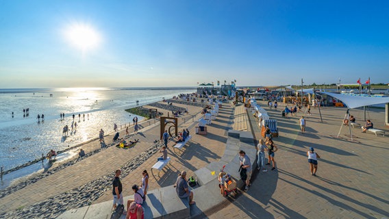 Urlauber am Seebrückenkopf der Familienlagune in Büsum. © TMS Büsum 